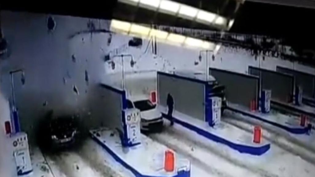 Un coche explota por sorpresa en una gasolinera de Rusia