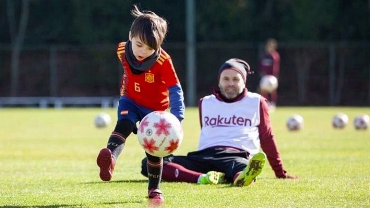 Andrés Iniesta presume de 'crack' en las redes: su hijo Paolo las enchufa como el padre en sus primeros entrenamientos Andrés Iniesta presume de 'crack' en las redes: su hijo Paolo las enchufa como el padre en sus primeros entrenamientos