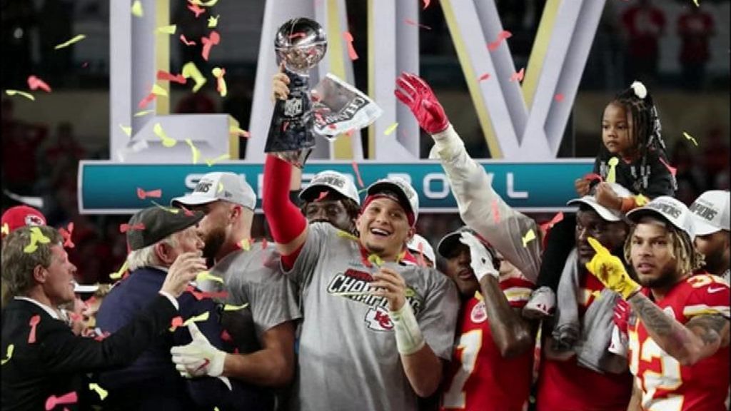 Trump se confunde al felicitar al campeón de la Super Bowl Trump se confunde al felicitar al campeón de la Super Bowl