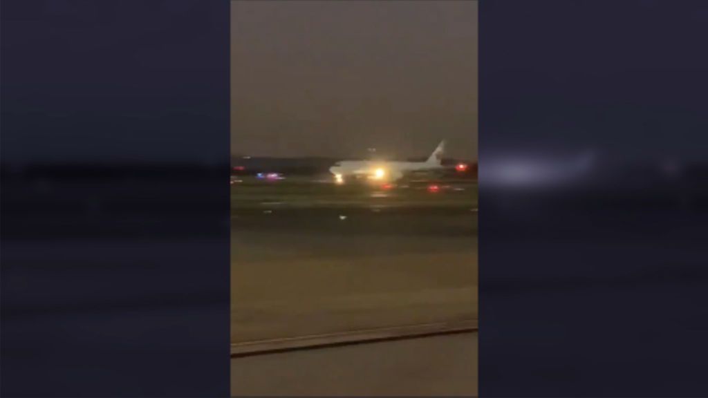 El aterrizaje de emergencias del avión de Air Canada, grabado por el personal de pista en Barajas