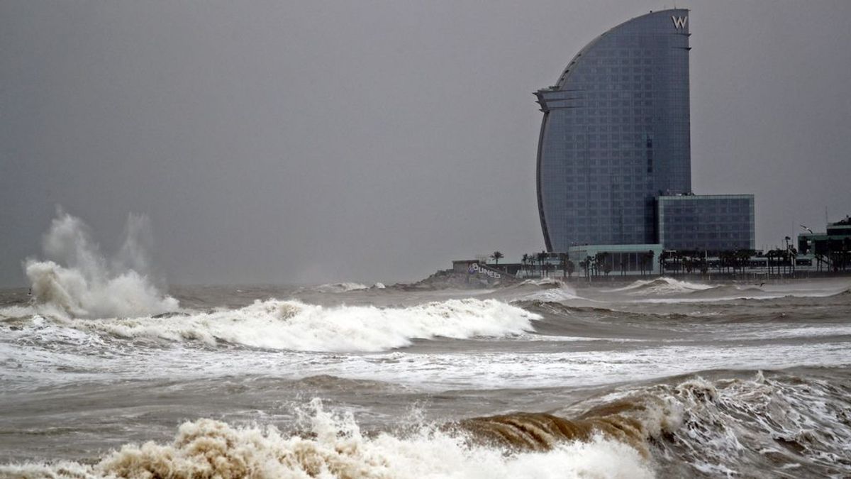 Una potente vaguada en Italia deja 20 avisos por viento y oleaje en el Levante y Baleares