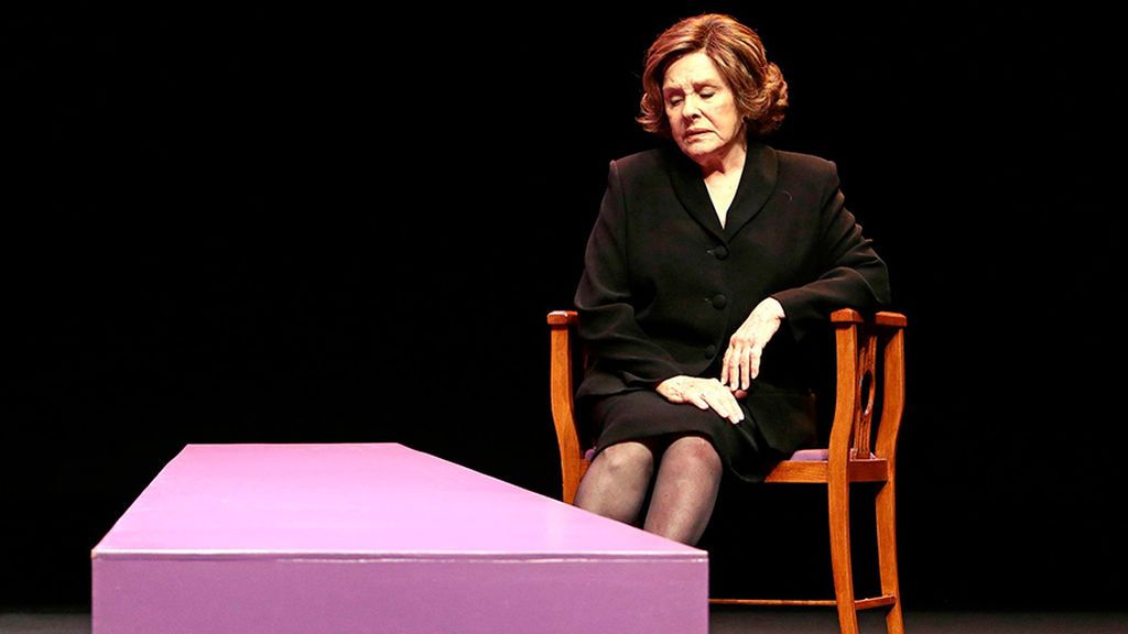 Lola Herrera para la obra y se va del escenario tras oír el sonido insistente de un móvil Lola Herrera para la obra y se va del escenario tras oír el sonido insistente de un móvil