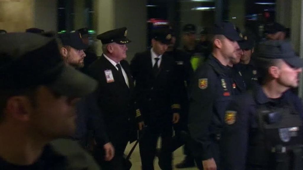 El piloto de Air Canada, recibido en el aeropuerto como un héroe