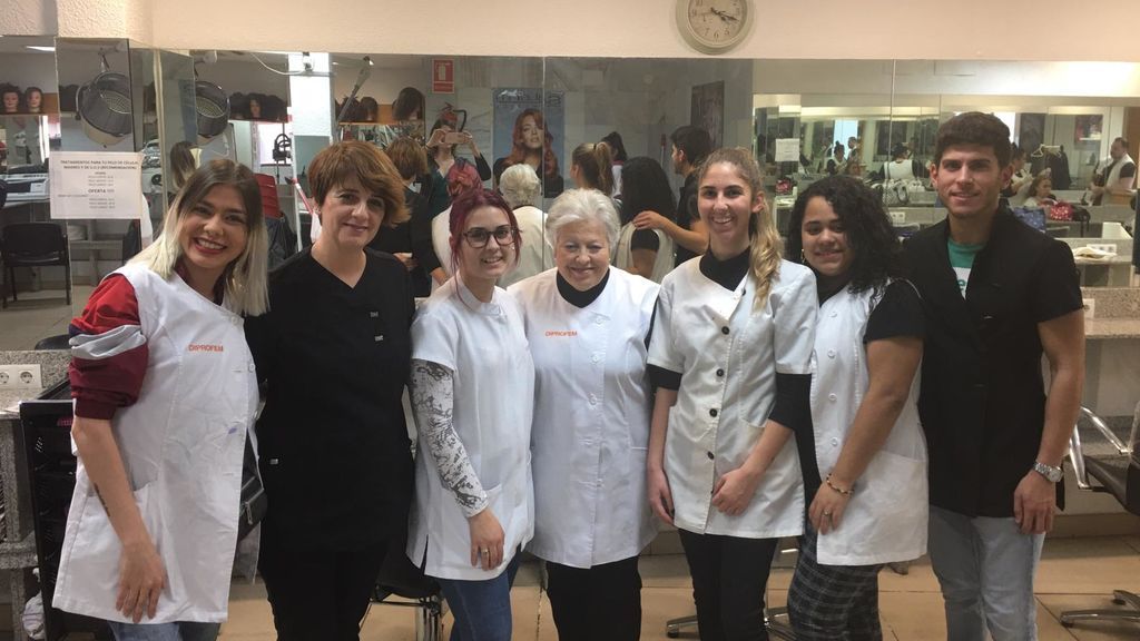 Nunca es tarde para aprender: Rosalía, 74 años y futura peluquera