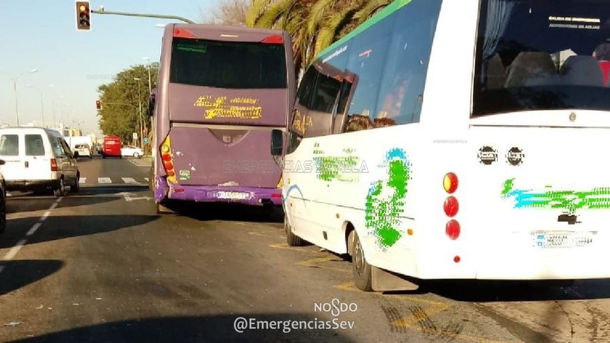 Siete heridos en una colisión entre dos autobuses en Sevilla