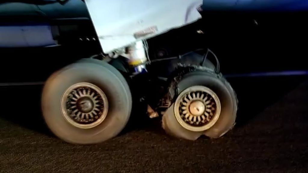 La rueda del avión de Air Canada, destrozada