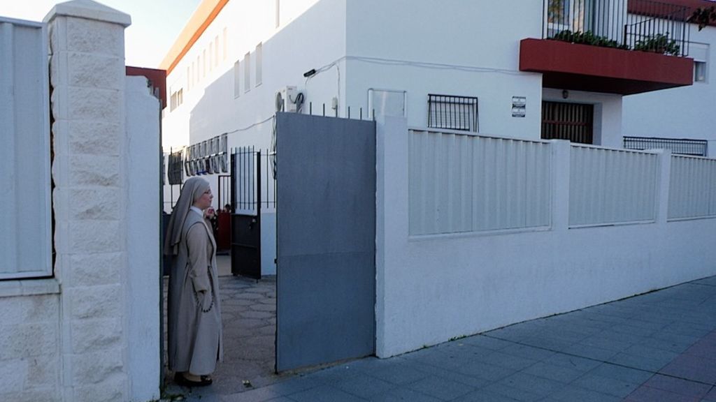 Una de las hermanas a la puerta del colegio