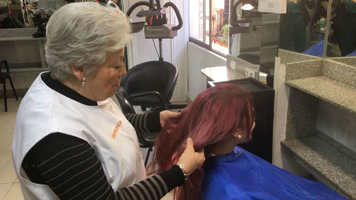 Nunca es tarde para aprender: Rosalía, 74 años y futura peluquera Nunca es tarde para aprender: Rosalía, 74 años y futura peluquera