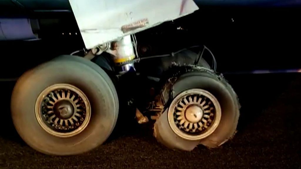Aterrizaje forzoso en Barajas: así quedaron las ruedas y el motor del avión de Air Canada