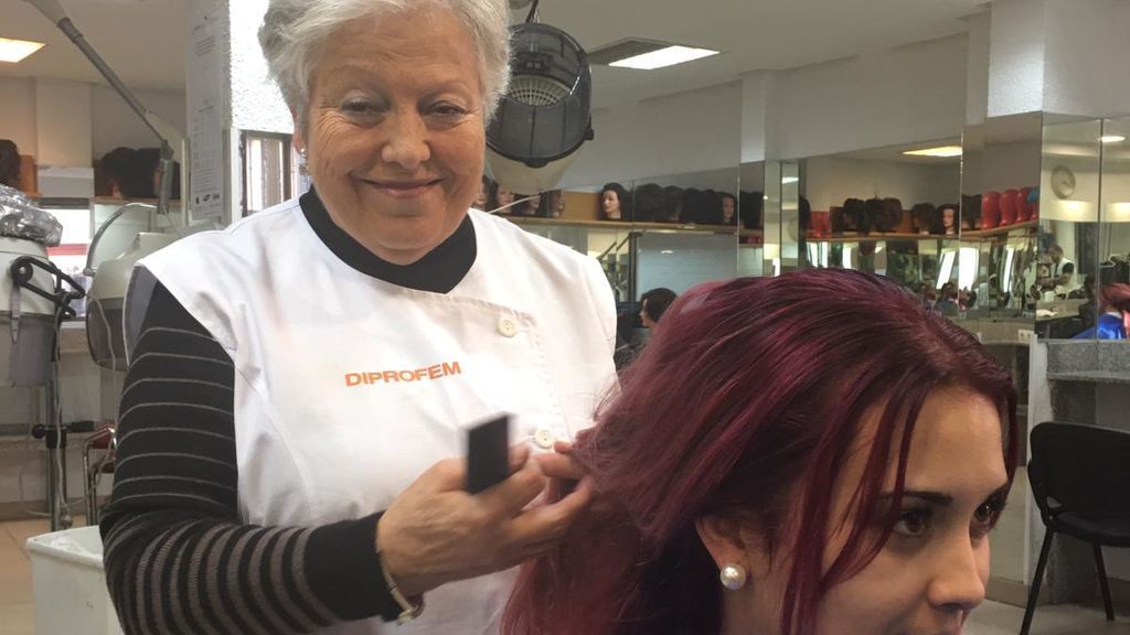 Nunca es tarde para aprender: Rosalía, 74 años y futura peluquera