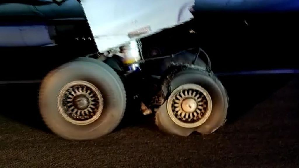 La rueda del avión de Air Canada, completamente destrozada