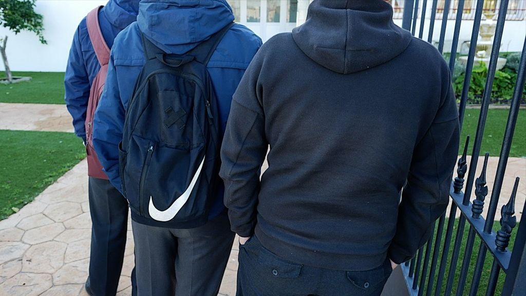 Tres alumnos en la puerta del colegio Montealto