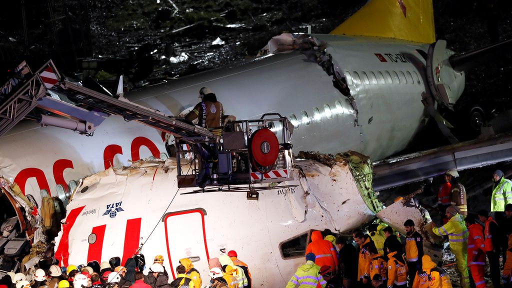 Las sobrecogedoras imágenes del avión partido en tres cachos al aterrizar en Estambul