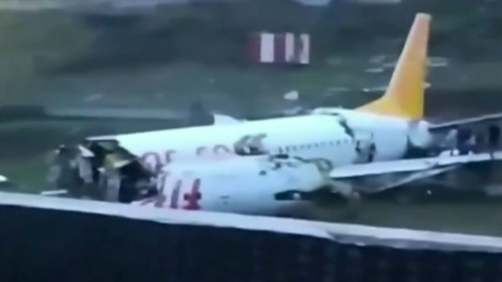 Las impactantes imágenes del avión partido en tres al aterrizar en Estambul