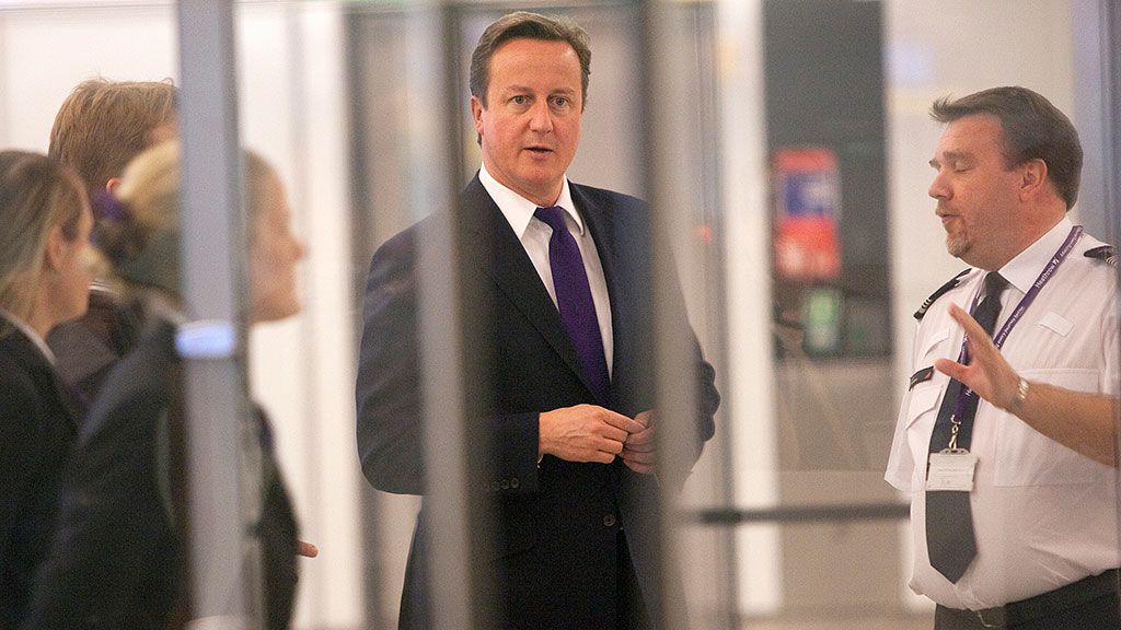 Pánico en un avión: el escolta de David Cameron olvida su arma cargada en el baño Pánico en un avión: el escolta de David Cameron olvida su arma cargada en el baño