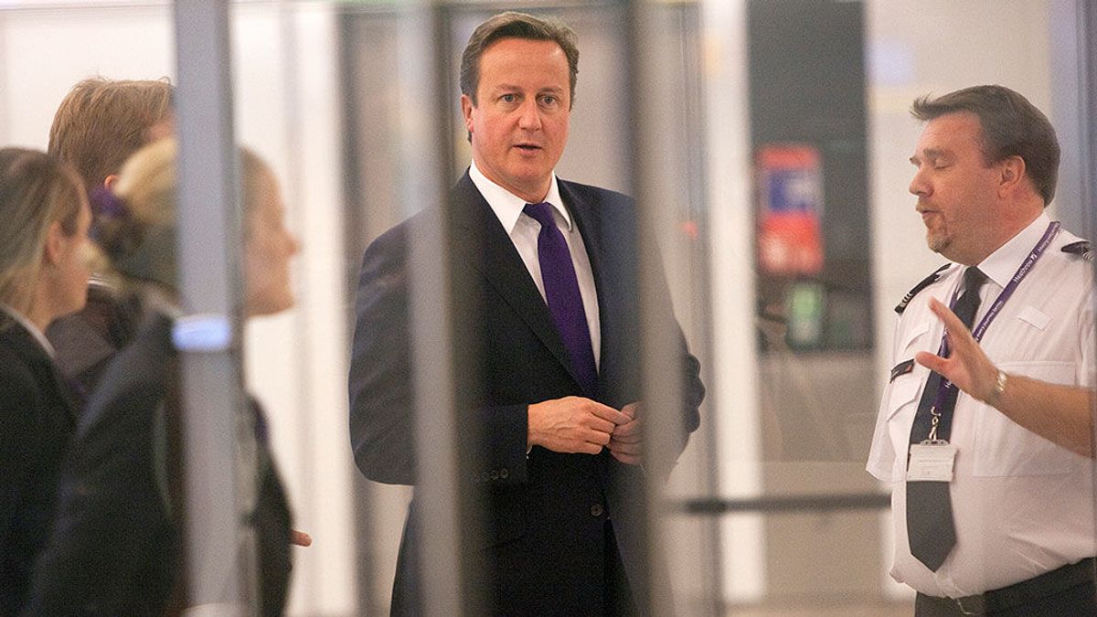 Pánico en un avión: el escolta de David Cameron olvida su arma cargada en el baño