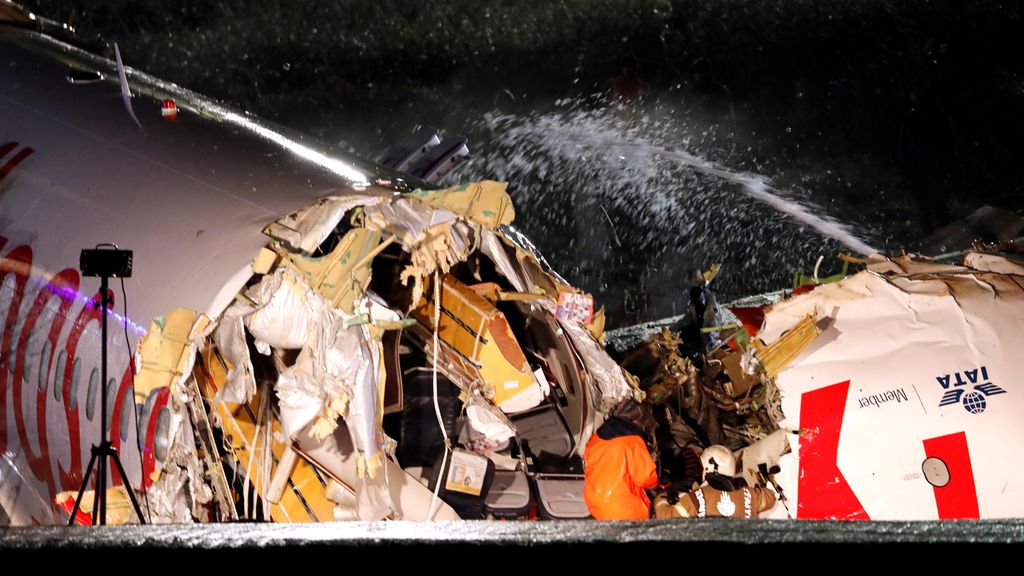 Las sobrecogedoras imágenes del avión partido en tres cachos al aterrizar en Estambul