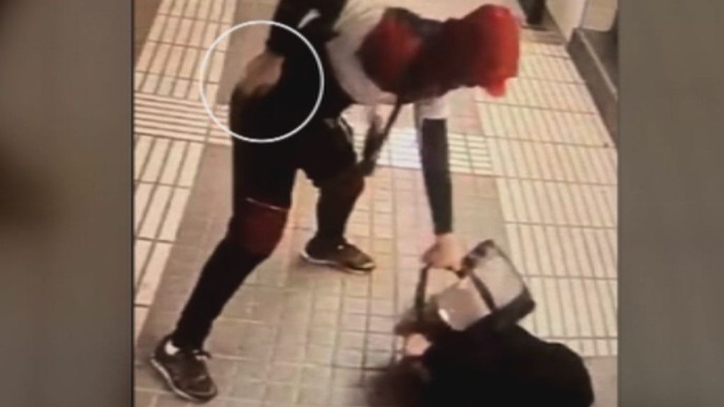 Brutal agresión a una mujer en el metro de Barcelona para robarle el bolso