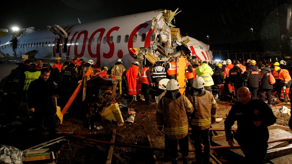 Las sobrecogedoras imágenes del avión partido en tres cachos al aterrizar en Estambul