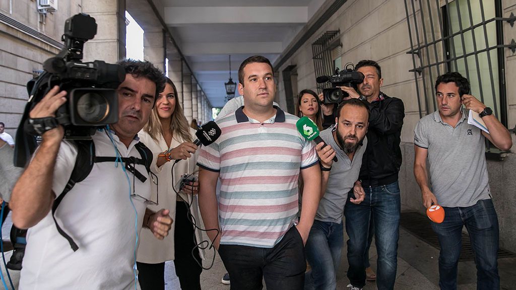 Condenado a dos años de cárcel por difundir una imágen de la víctima de 'La Manada' mientras era agredida Condenado a dos años de cárcel por difundir una imágen de la víctima de 'La Manada' mientras era agredida
