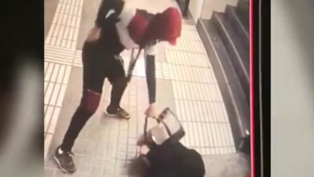 Brutal agresión a una mujer en el metro de Barcelona para robarle el bolso