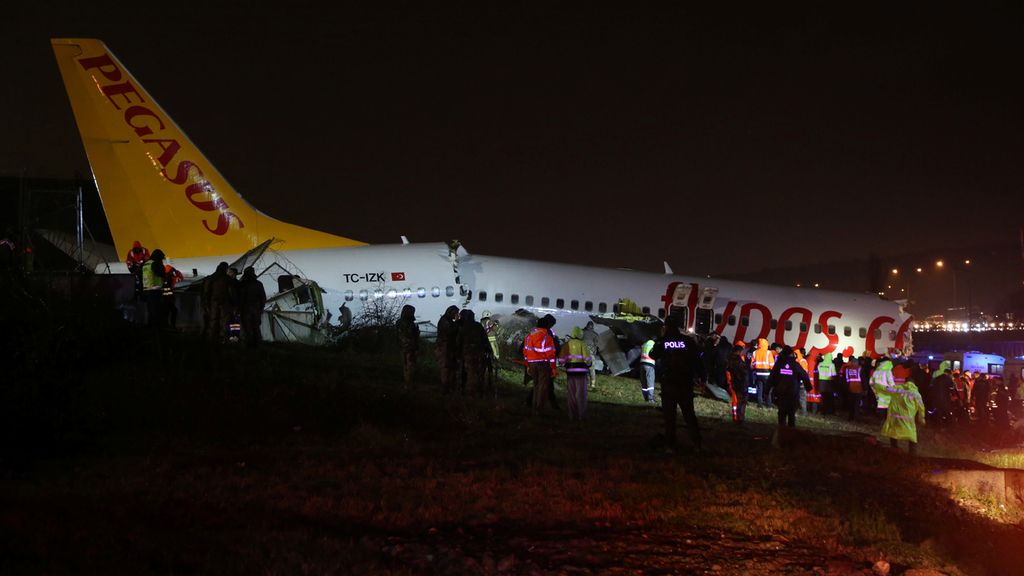 Las sobrecogedoras imágenes del avión partido en tres cachos al aterrizar en Estambul