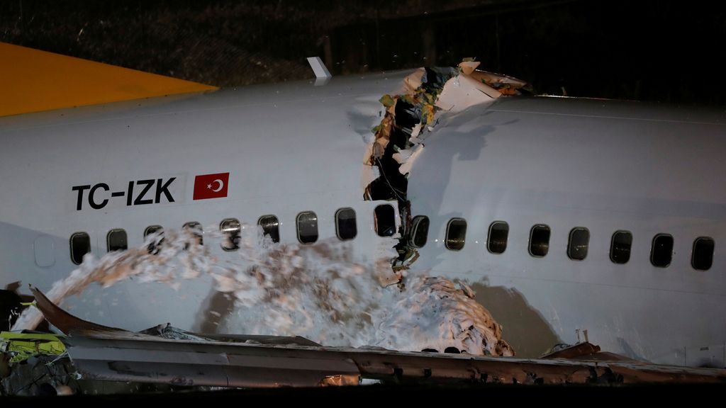 Las sobrecogedoras imágenes del avión partido en tres cachos al aterrizar en Estambul