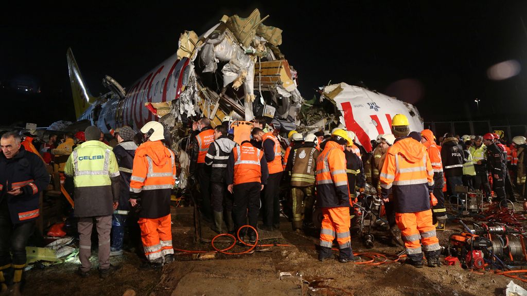 Las sobrecogedoras imágenes del avión partido en tres cachos al aterrizar en Estambul