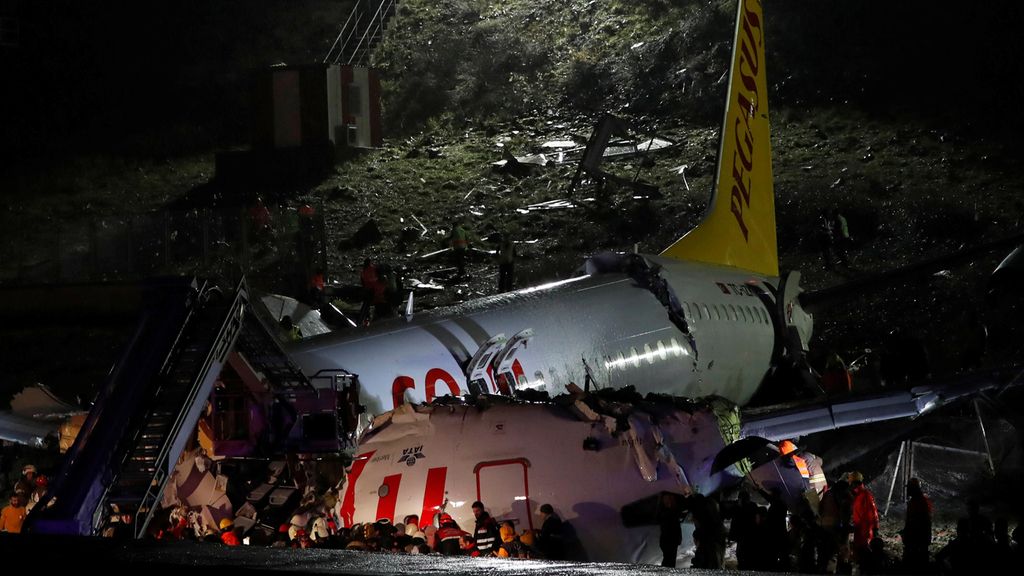 Las sobrecogedoras imágenes del avión partido en tres cachos al aterrizar en Estambul