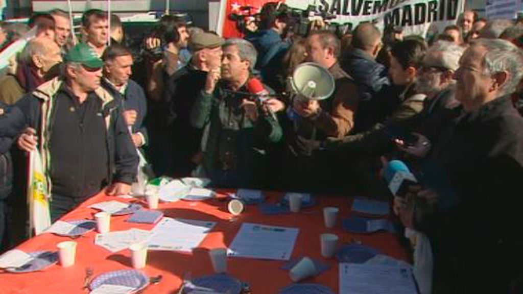 En directo: Agricultores y ganaderos se manifiestan ante el ministerio En directo: Agricultores y ganaderos se manifiestan ante el ministerio