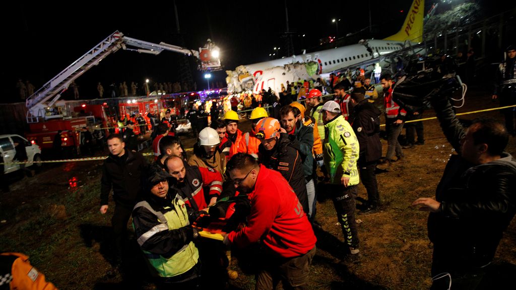 Las sobrecogedoras imágenes del avión partido en tres cachos al aterrizar en Estambul