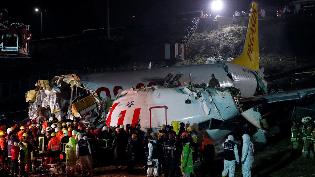 Las imágenes sobrecogen: el avión de Estambul se partió en tres trozos al aterrizar