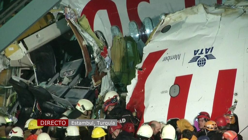 Así ha quedado el avión tras partirse en tres trozos en el aeropuerto de Estambul