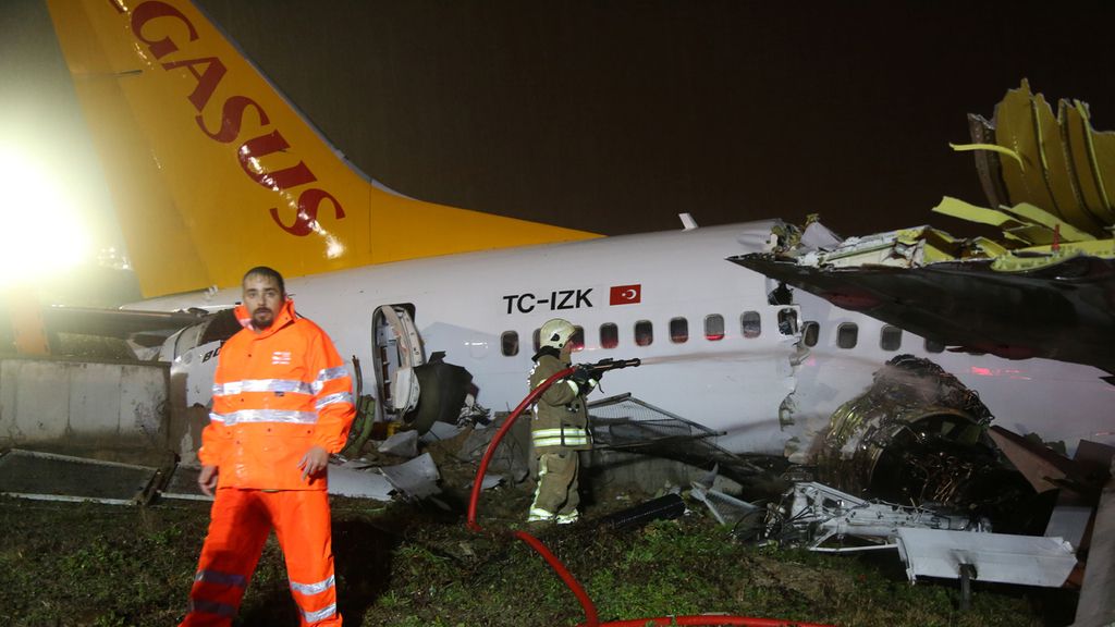 Las imágenes sobrecogen: el avión de Estambul se partió en tres trozos al aterrizar