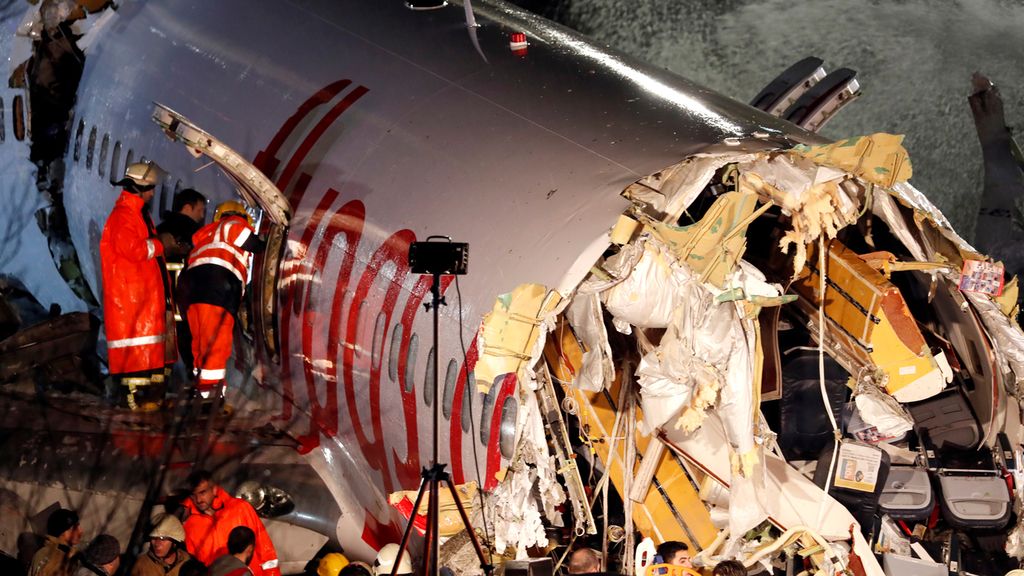 Las sobrecogedoras imágenes del avión partido en tres cachos al aterrizar en Estambul