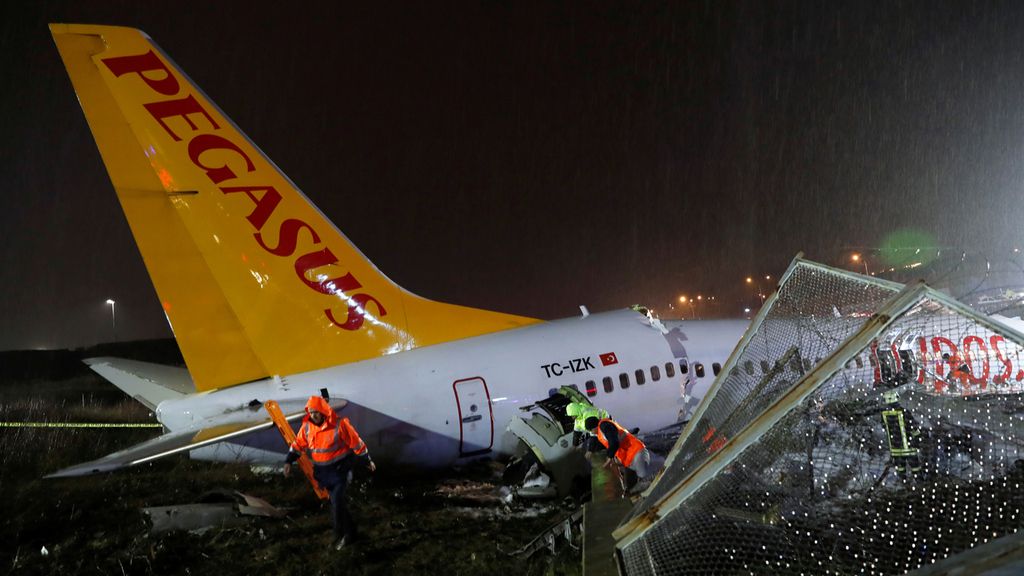 Las sobrecogedoras imágenes del avión partido en tres cachos al aterrizar en Estambul