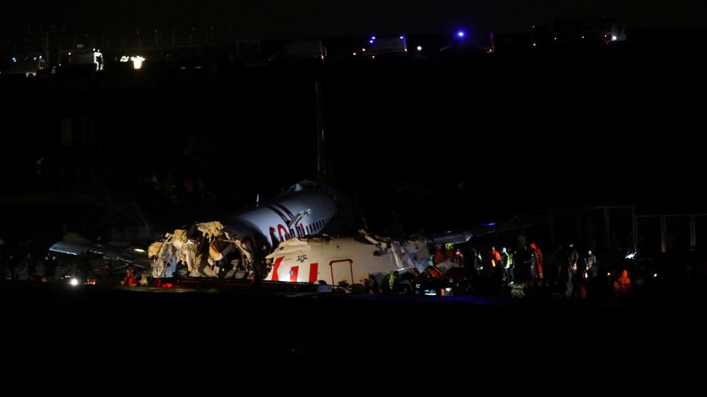 Las sobrecogedoras imágenes del avión partido en tres cachos al aterrizar en Estambul