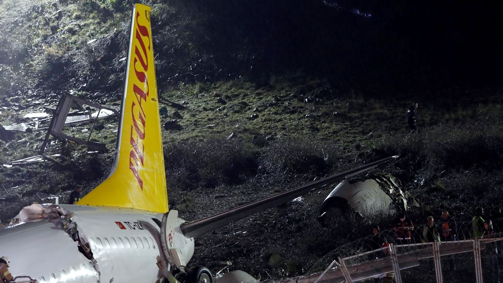 Las sobrecogedoras imágenes del avión partido en tres cachos al aterrizar en Estambul
