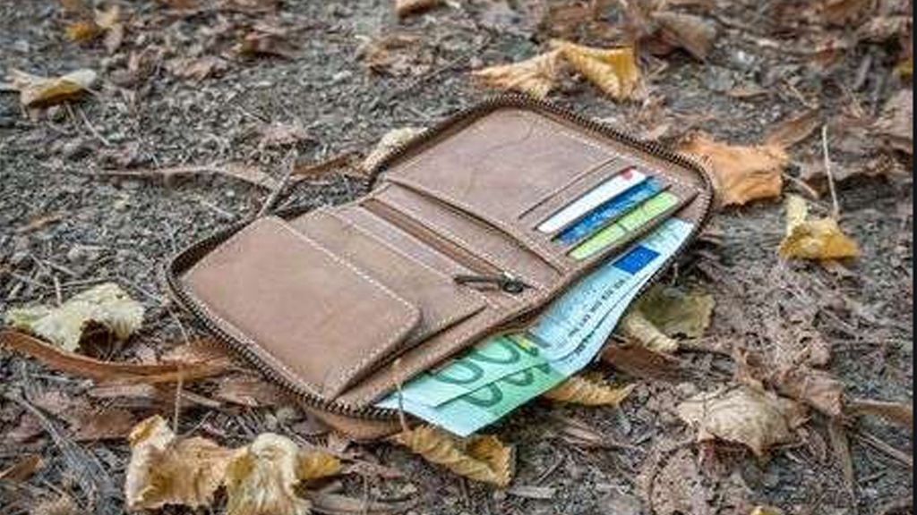 Sin casa ni trabajo devuelve un bolso con 1.500 euros que encontró en la calle