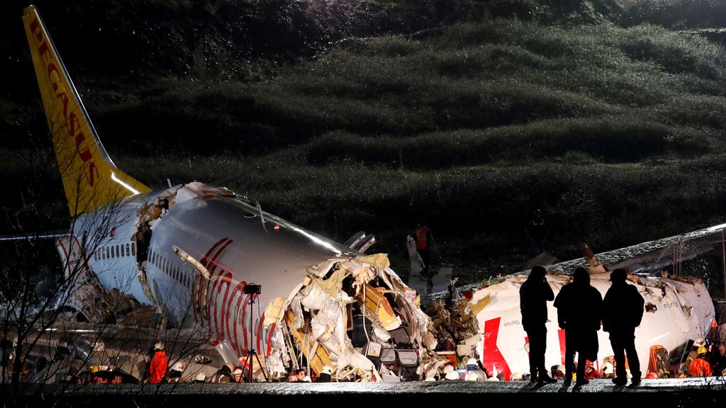 Las sobrecogedoras imágenes del avión partido en tres cachos al aterrizar en Estambul