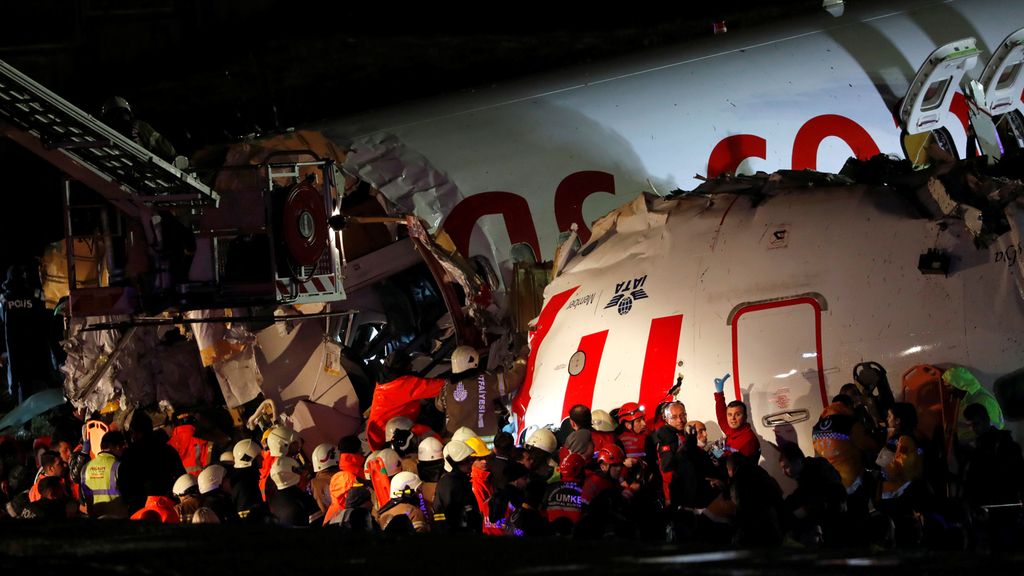 Las sobrecogedoras imágenes del avión partido en tres cachos al aterrizar en Estambul