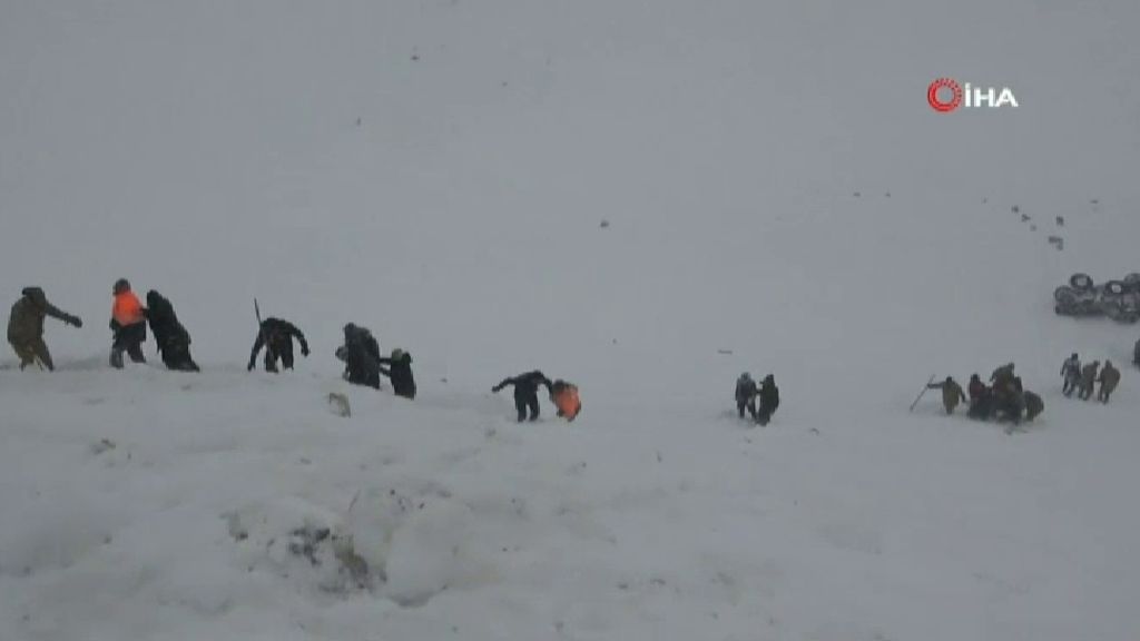 Una avalancha en Turquía deja 5 muertos y sepultan a 25 rescatistas