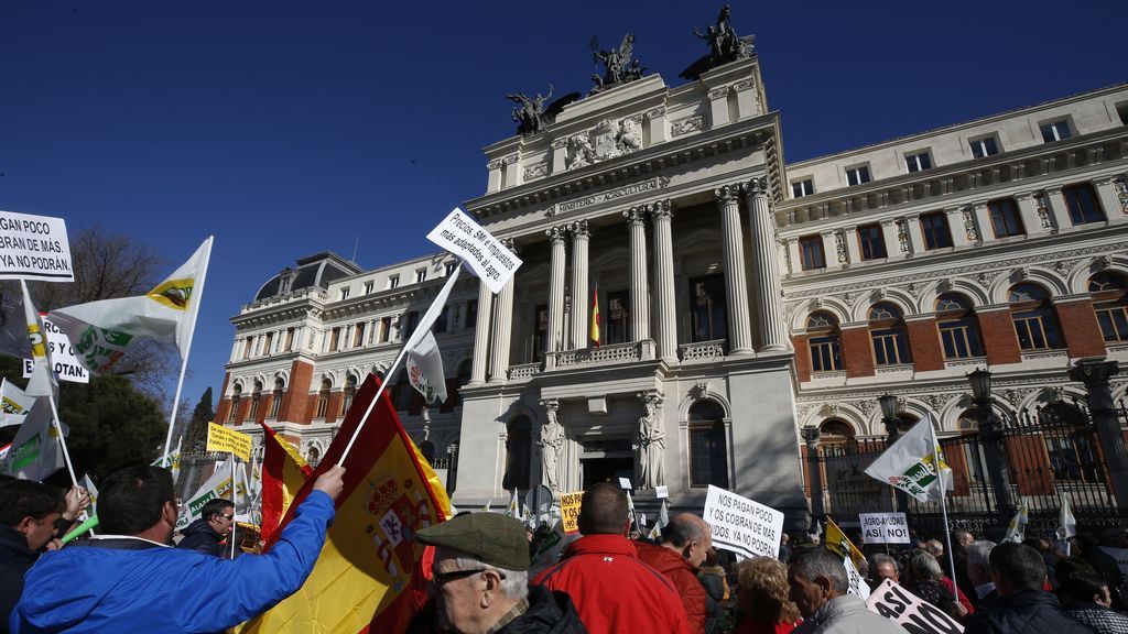 Ganaderos y agricultores madrileños llevan sus reivindicaciones ante el ministerio de Agricultura