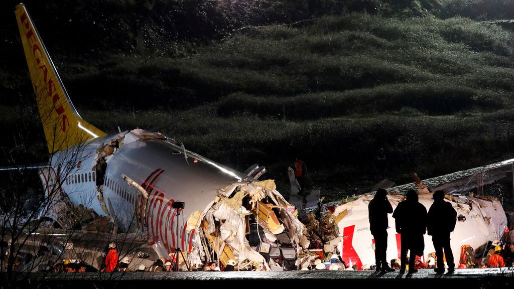Por qué se partió en tres el avión siniestrado en Turquía