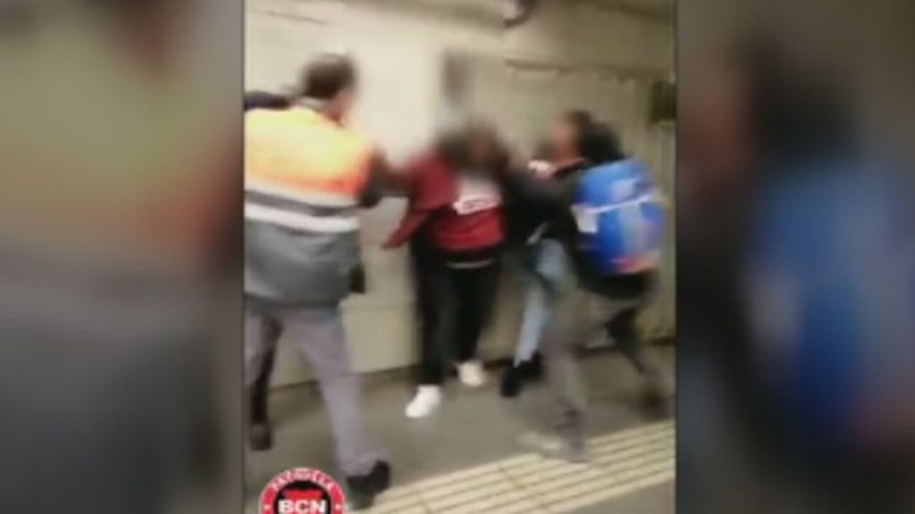 Koraima intenta evitar un robo a una anciana y recibe una brutal agresión en el metro de Barcelona