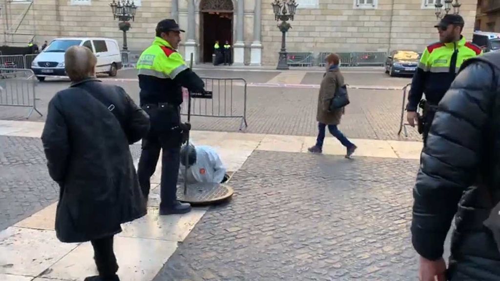 Registran las alcantarillas antes de la reunión de Sánchez con Torra