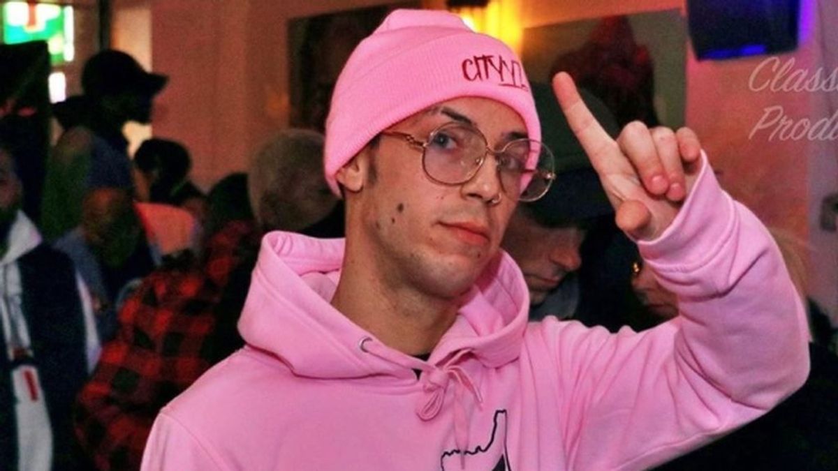 Un youtuber obliga a regresar a un avión tras bromear con que tenía el coronavirus Un youtuber obliga a regresar a un avión tras bromear con que tenía el coronavirus