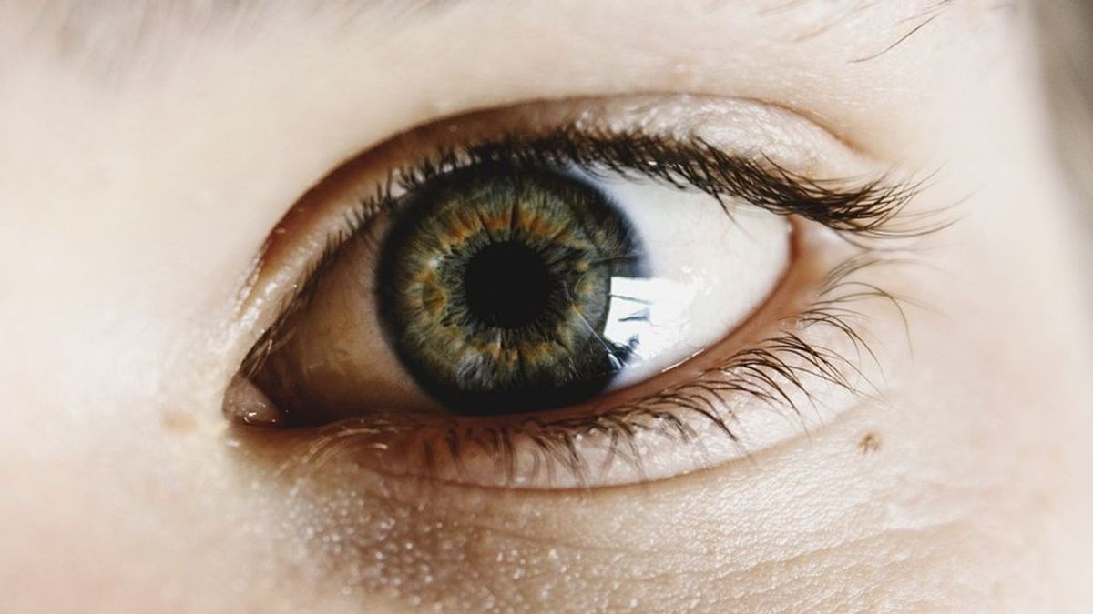 Frotarse los ojos, un hábito muy común que los expertos desaconsejan: podría provocar daños en la córnea