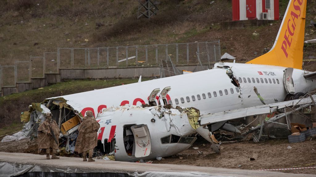 Investigan por qué el avión siniestrado en Turquía se rompió en tres partes