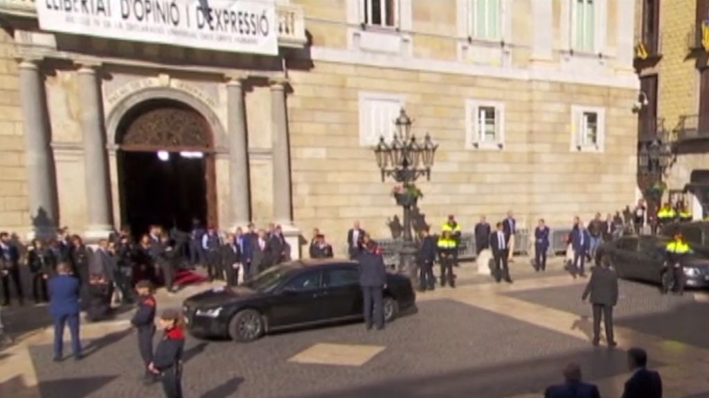 Sánchez y Torra bajo la pancarta